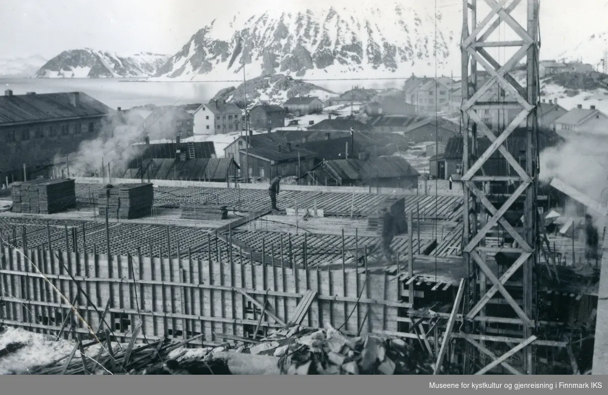 Bygging av Honningsvåg skole. Veggene til klassefløyens 1. etasje støpes. 28.04.1953.