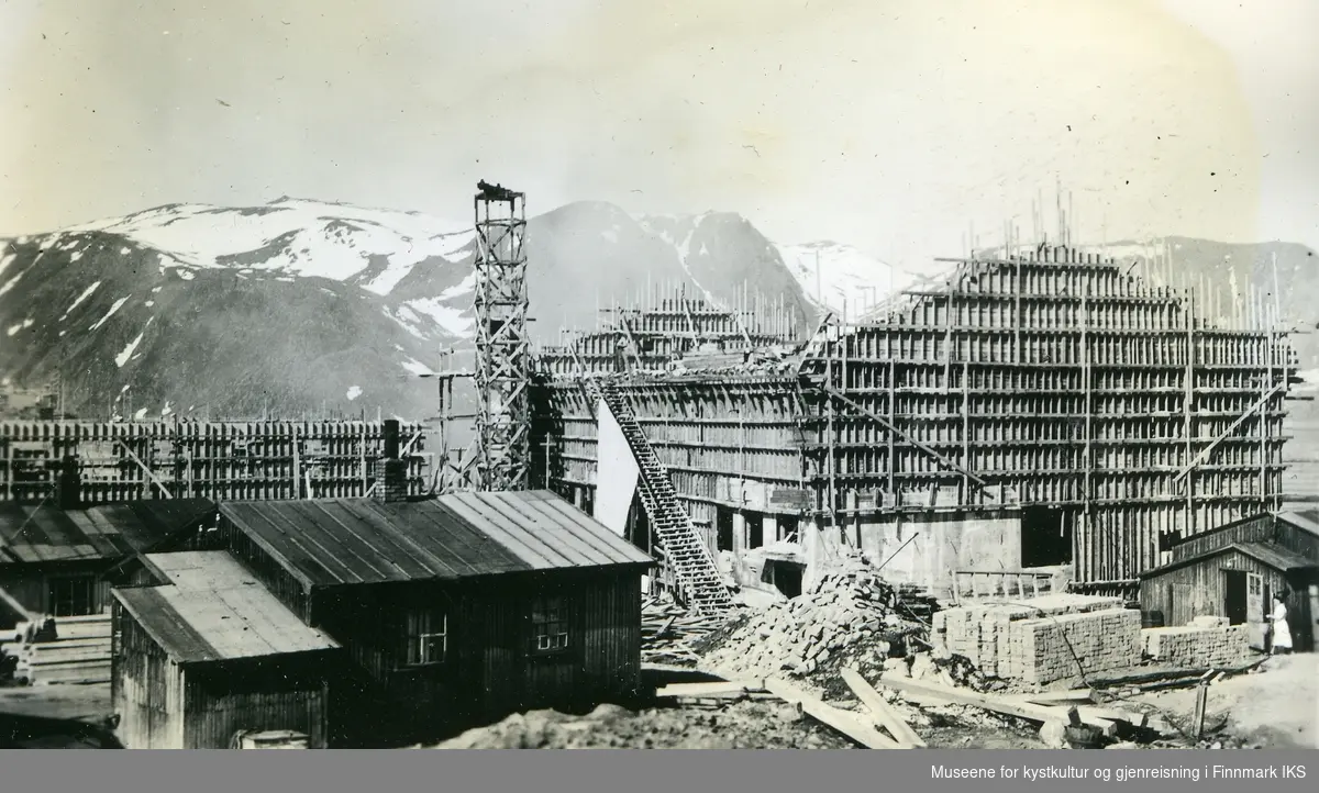 Bygging av Honningsvåg skole. Primo juni 1953.