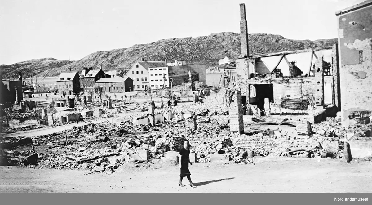 Bodø sentrum i ruiner etter den tyske bombingen 27. mai 1940 ...