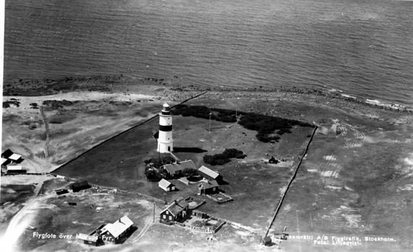 Flygbild över Morups Tånge fyr och bebyggelsen intill fyren med bostadshus, ekonomibyggnader och uthus. Stengärdesgårdar hägnar fyrområdet och man ser strandängarna ner mot havet.
Bild 1 är kolorerad och bilderna 2-3 är svartvita.