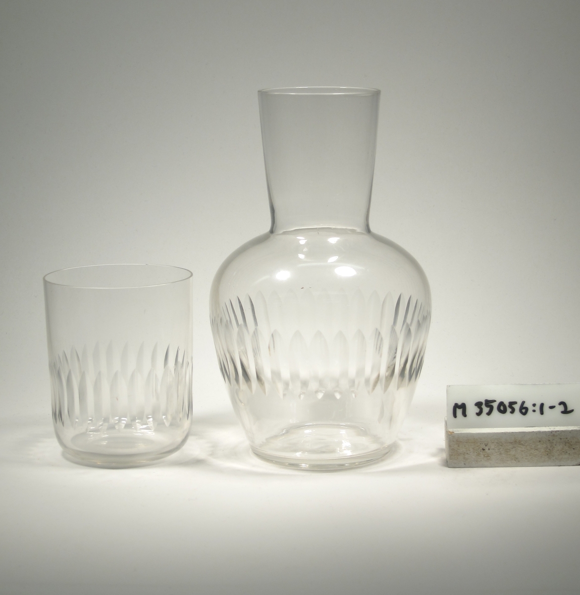 Cylinderformad med stående skär runt om.