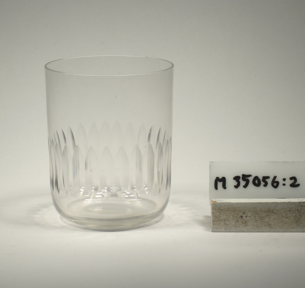 Cylinderformad med stående skär runt om.