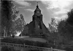 Solbergs kyrka. Arkitekt Otar Hökerberg, Stockholm. Nationalromantisk stil. Byggd i trä med högt och brant sadeltak med strävor mellan fönstren ända ned till sockeln. Taket är täckt med rött tegel och de panelklädda väggarna är tjärade. Ett mindre torn  finns på takets västra del. Invändigt består väggarna av synligt timmer, takbjälkarna är synliga, bänkarna är blåmålade och predikstolen målad i grönblått. År 1952 gjordes en restaurering, då en ny snidad altaruppsats tillkom.