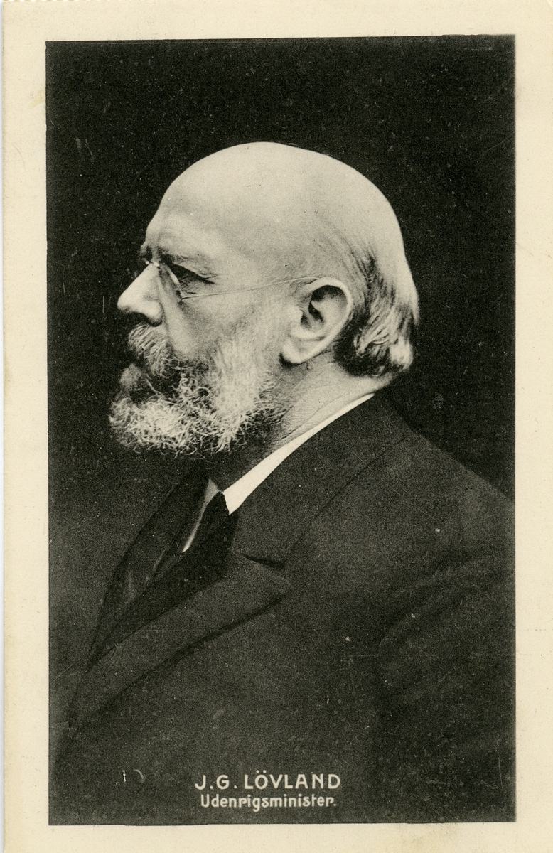 Født på Lauvland i Evje 3. februar 1848, sønn av gårdbruker Gunder Olsen Løvland (født 1811) og Siri Eilifsdatter Åneland (født 1812).
Gift 9. desember 1884 med lærer Laura Mathilde Torkildson (1851-1938), datter av trelasthandler og stadshauptmann Tørres Torkildson og handlende Berthe Marie Ellefsen (født 1811).
Død i Kristiania (Oslo) 21. august 1922. Gravlagt på Vår Frelsers gravlund i Kristiania.
Jørgen Gunnarsson Løvland var skolemann, politiker og embetsmann.