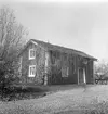 Enkelstuga på Alnäs Västergård i Skeppsås. Här dokumenterad av Östergötlands museum 1949.