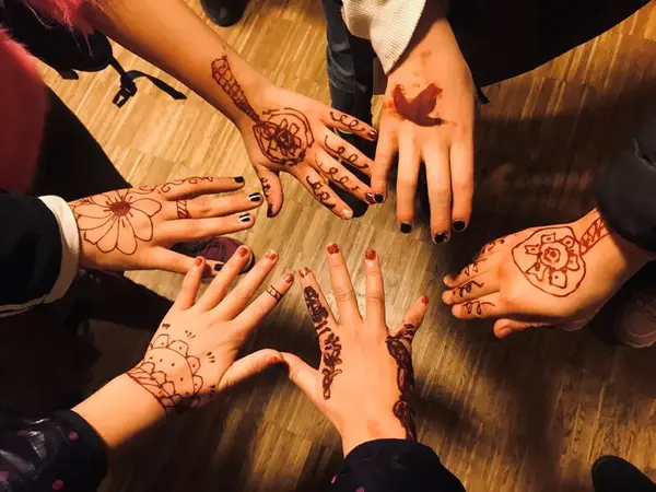 Barnehender med hennamaling