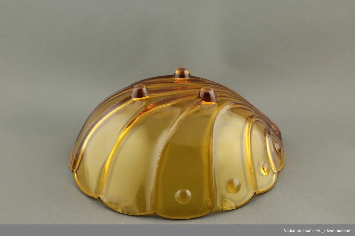 Brun glassbolle.