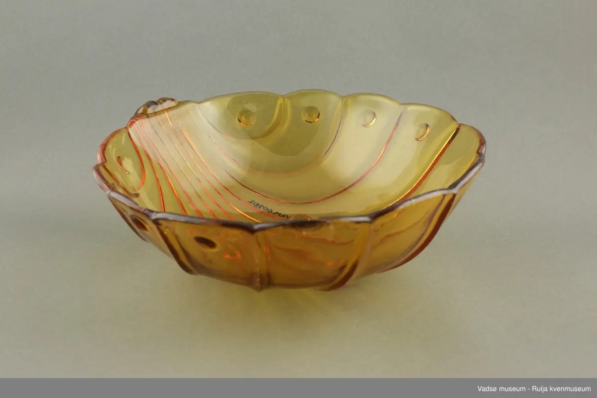 Brun glassbolle.