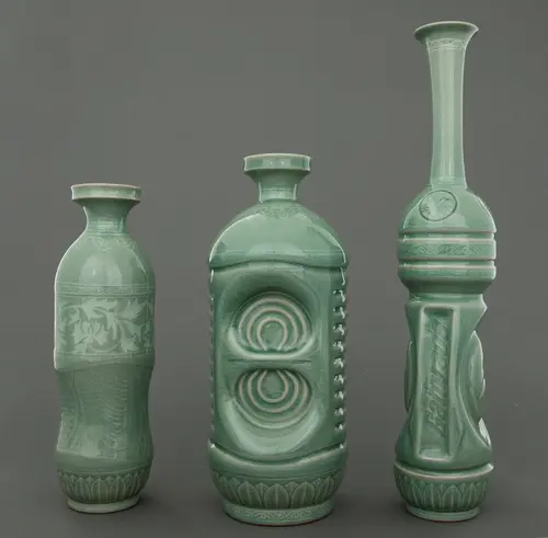 Study of Contemporary Culture Form – Celadon bottle in the shape of P.E.T. bottle [Flaske]