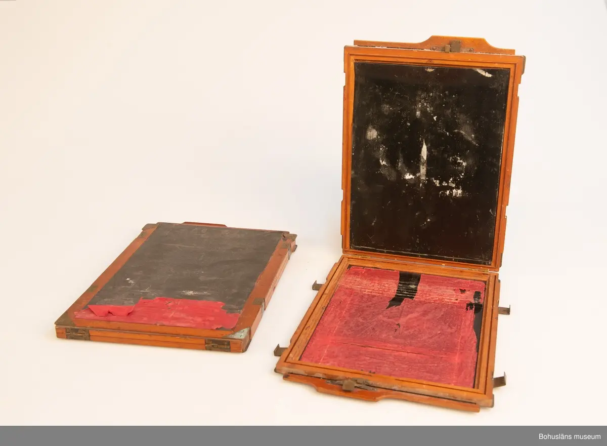 Kassett av mahogny med detaljer av mässing för glasplåtar. Tillhör UM034202 Kamera.