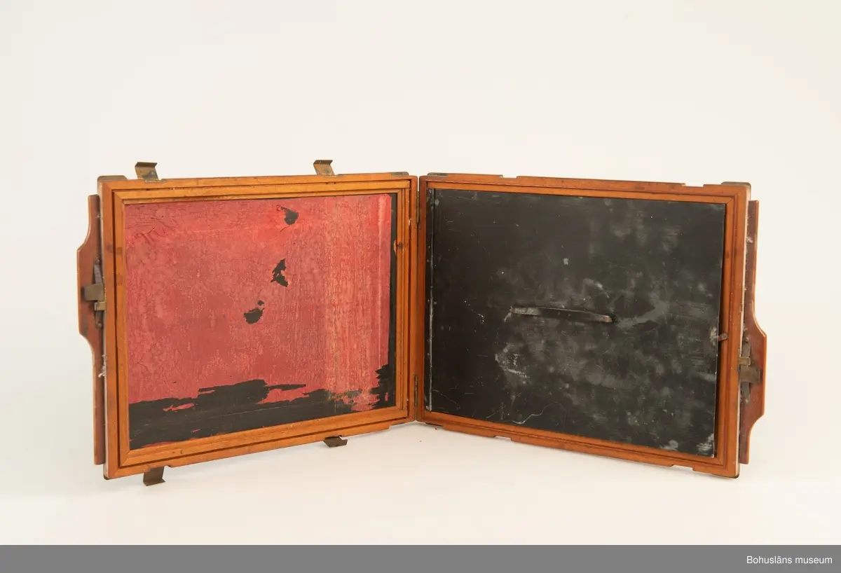 Kassett av mahogny med detaljer av mässing för glasplåtar. Tillhör UM034202 Kamera.