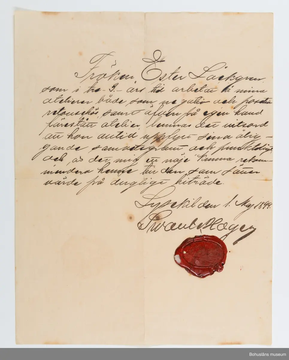 Arbetsintyg skrivet av fotograf  Swante Haeger, Strömstad till Ester Läckgren som arbetade i dennes ateljé 1896 - 1899.
Skrivet med bläck på papper med texten:

Fröken Ester Läckgren 
Som i tre – 3. – års tid arbetat å mina
Atelierer både som negativ och positiv
retouschör, samt äfven på egen hand
förestått atelien, lemnas här vitsord
att hon alltid uppfylt sina ålig-
gande samvetsgrant och punktligt
och, är det mig ett nöje kunna rekom-
mendera henne till den som sätter
värde på dugligt biträde.

Lysekil den 1. Maj 1899
Swante Haeger

Beseglat med rött sigillack.