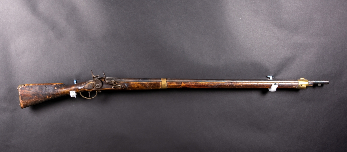 Gevär med tillhörande bajonett. Flintlås (enl accessionskatalog).