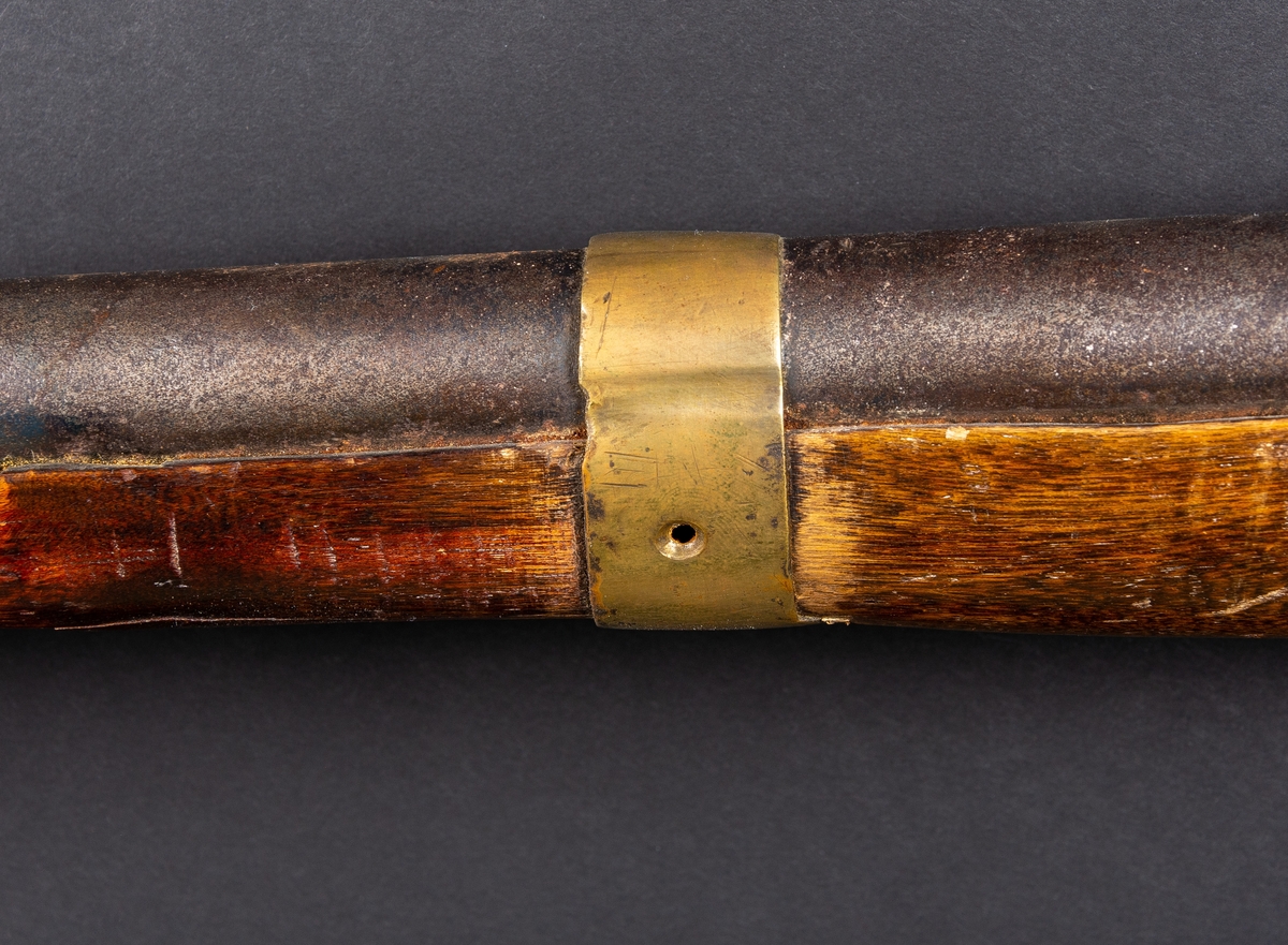 Gevär med tillhörande bajonett. Flintlås (enl accessionskatalog).