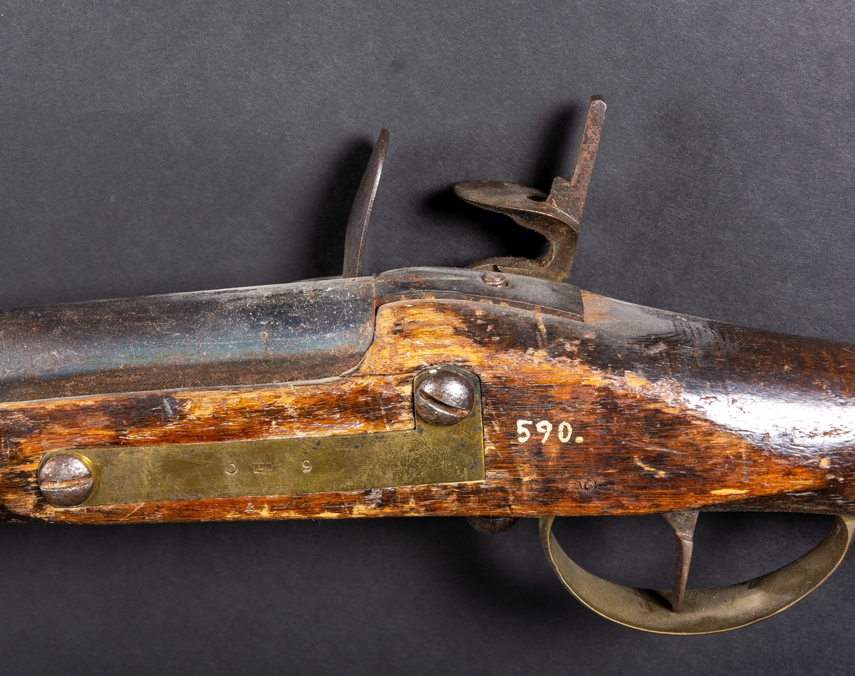 Gevär med tillhörande bajonett. Flintlås (enl accessionskatalog).