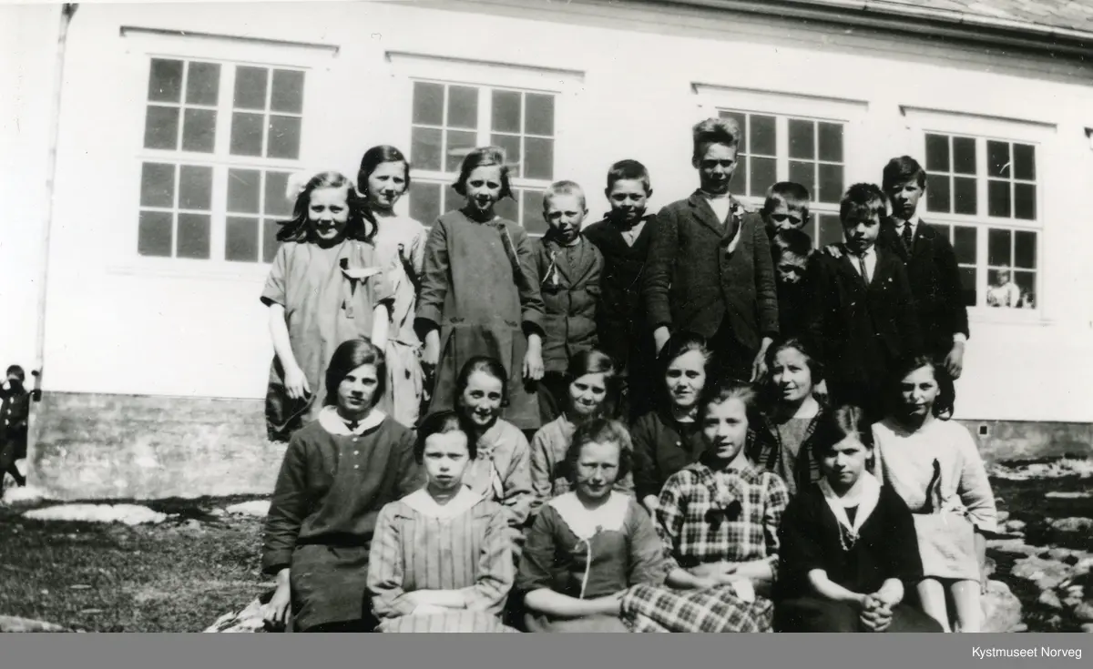 17. mai-feiring fra "Storskolen" på Valøya skole. Første rekke fra venstre: Ester Storsul Skjærvær, Olaug Fjukstad Valø, Hulda Storsul Hellesø, Lilly Frelsøy Grunnan.
Andre rekke fra venstre: Marie Storsul Settenøy, Julie Breivik Hasfjord, Klara Buøy Ulsund, Hjørdis Binerø Frelsøy, lærer Marta Megard Vik, Helen Ulsund Kjønsøy.
Tredje rekke fra venstre: Solveig Hunnestad Storsul, Marie Valø, Birger Ramstad, Sverre Ulsund, Ola Holum, Reidar Nilsen , Alfred Lund, Kåre Valø, Haldor Valø.