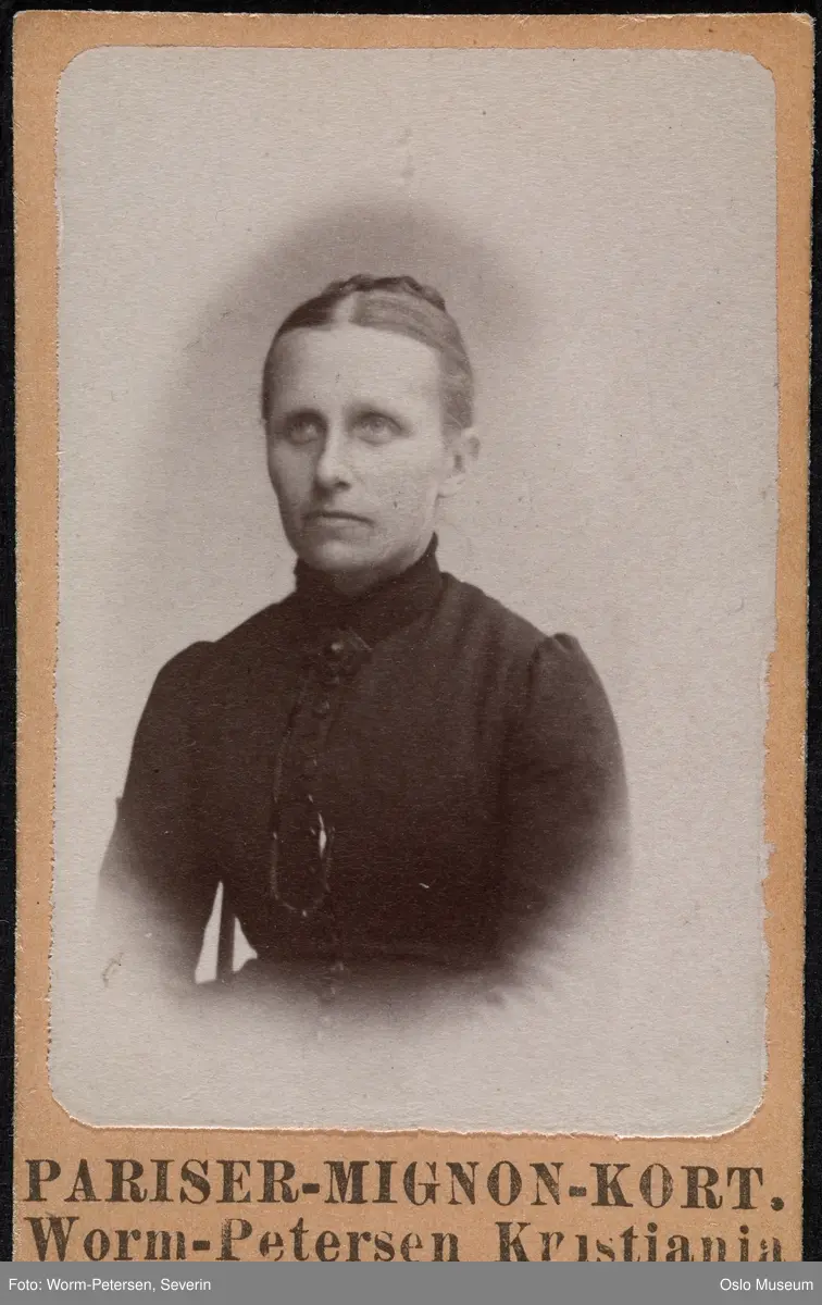 portrett, kvinne, vignettert brystbilde