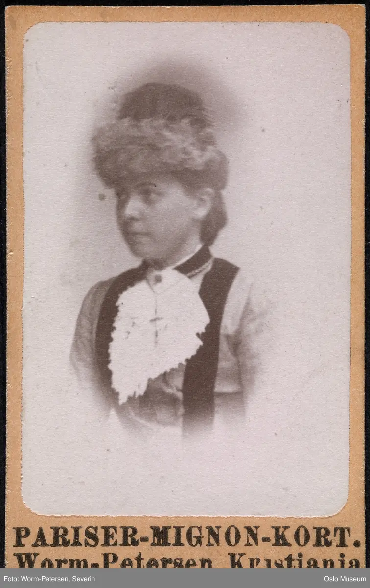 portrett, kvinne, vignettert brystbilde