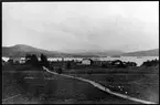 Nordviks lantbruksskola. På vänster sida om vägen syns skolans rektorsbostad och huvudbyggnad. Den brann ner 1947. Det vita huset till höger är skolans andra huvudbyggnad och elevhem, som ansågs vara från 1700-talet. Byggnaden skänktes på 1940-talet till Nora hembygdsförening som planerade att använda den som hembygdsgård