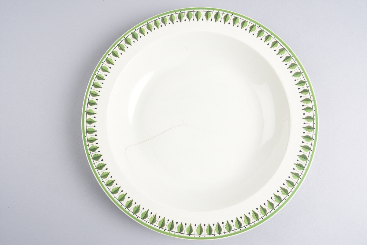 Stilisert borddekor i to grønnfarger langs kanten.