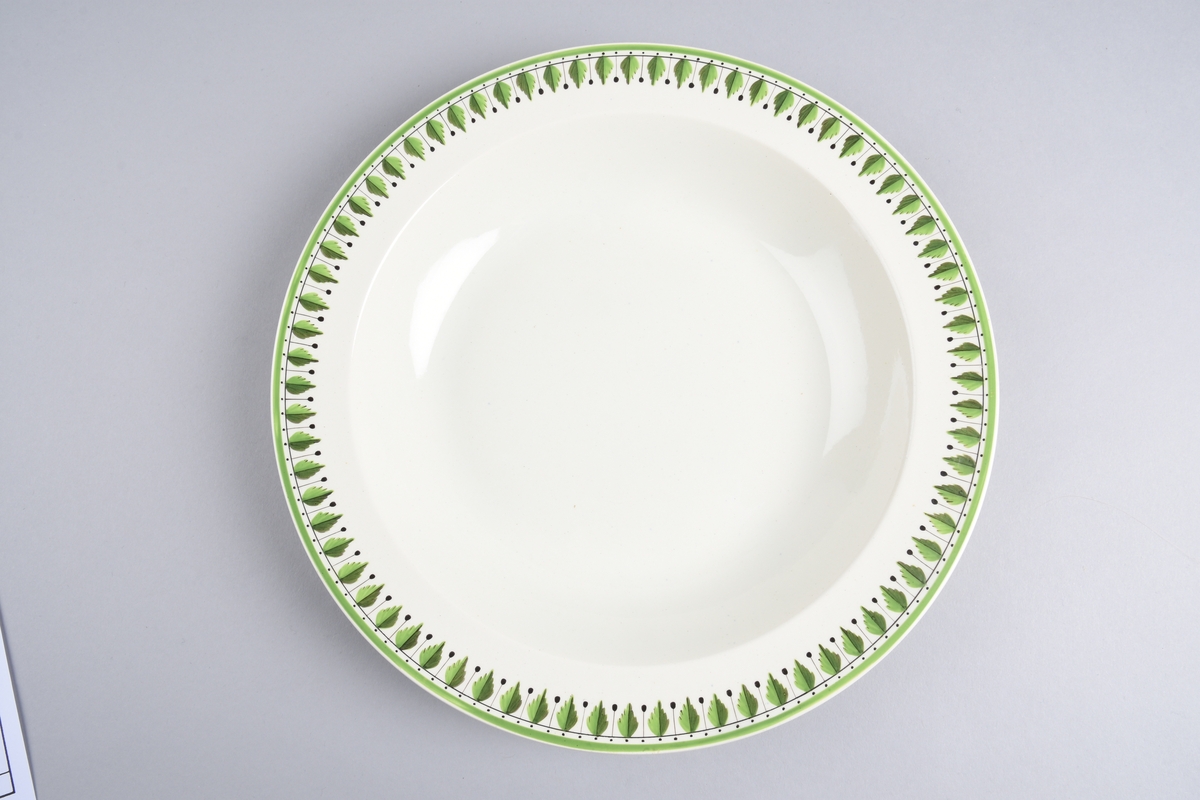 Stilisert borddekor i to grønnfarger langs kanten.