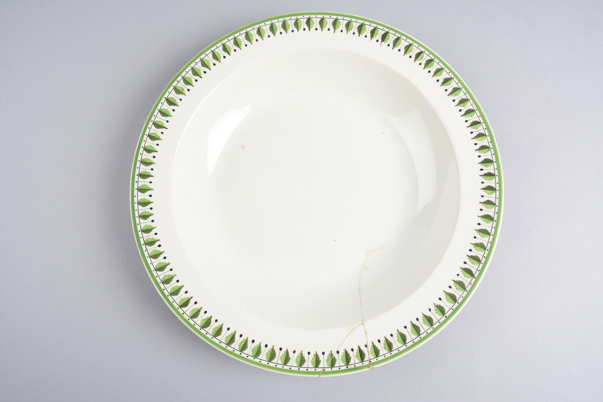 Stilisert borddekor i to grønnfarger langs kanten.