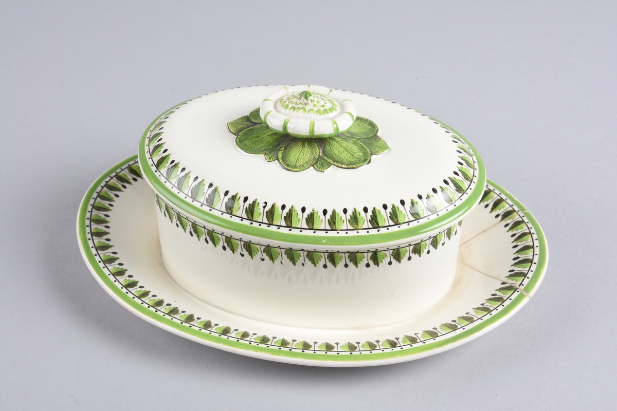 Stilisert blomst med blader samt stilisert bladdekor.