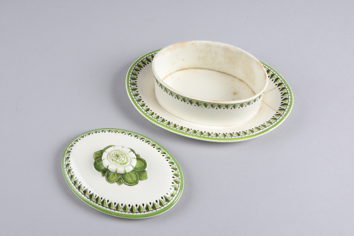 Stilisert blomst med blader samt stilisert bladdekor.