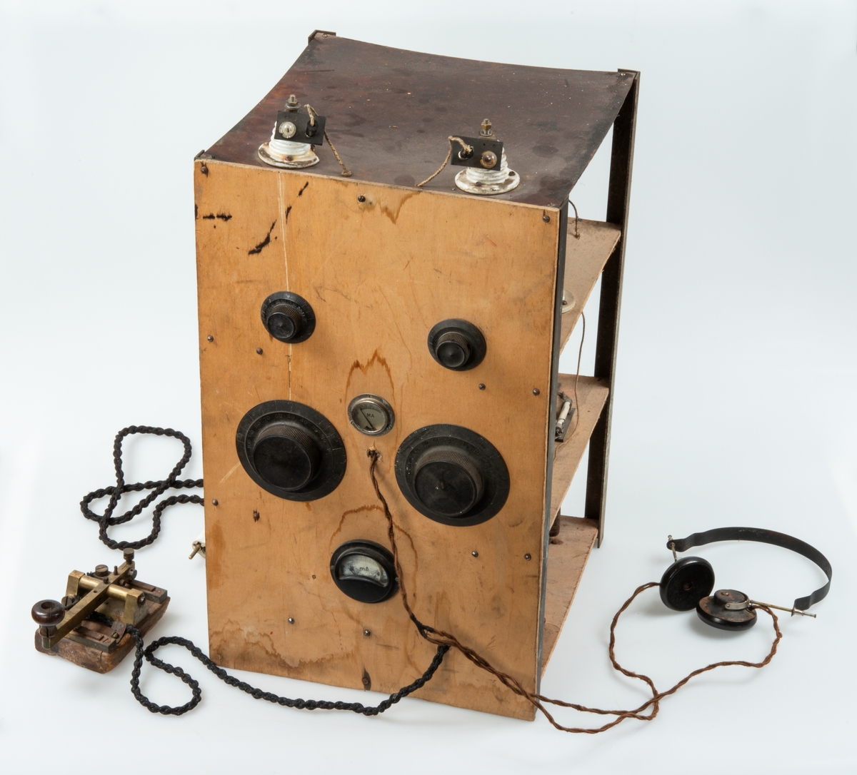 Hjemmelaget norsk radio. Brukt av norske styrker på Tynset under felttoget i 1940. Gravd ned i april 1940.