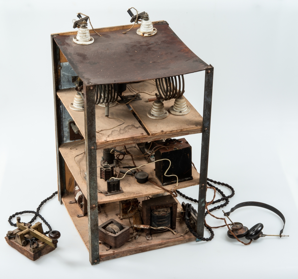 Hjemmelaget norsk radio. Brukt av norske styrker på Tynset under felttoget i 1940. Gravd ned i april 1940.