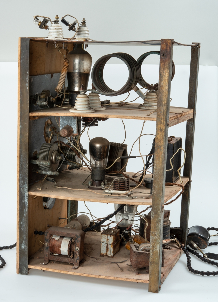 Hjemmelaget norsk radio. Brukt av norske styrker på Tynset under felttoget i 1940. Gravd ned i april 1940.