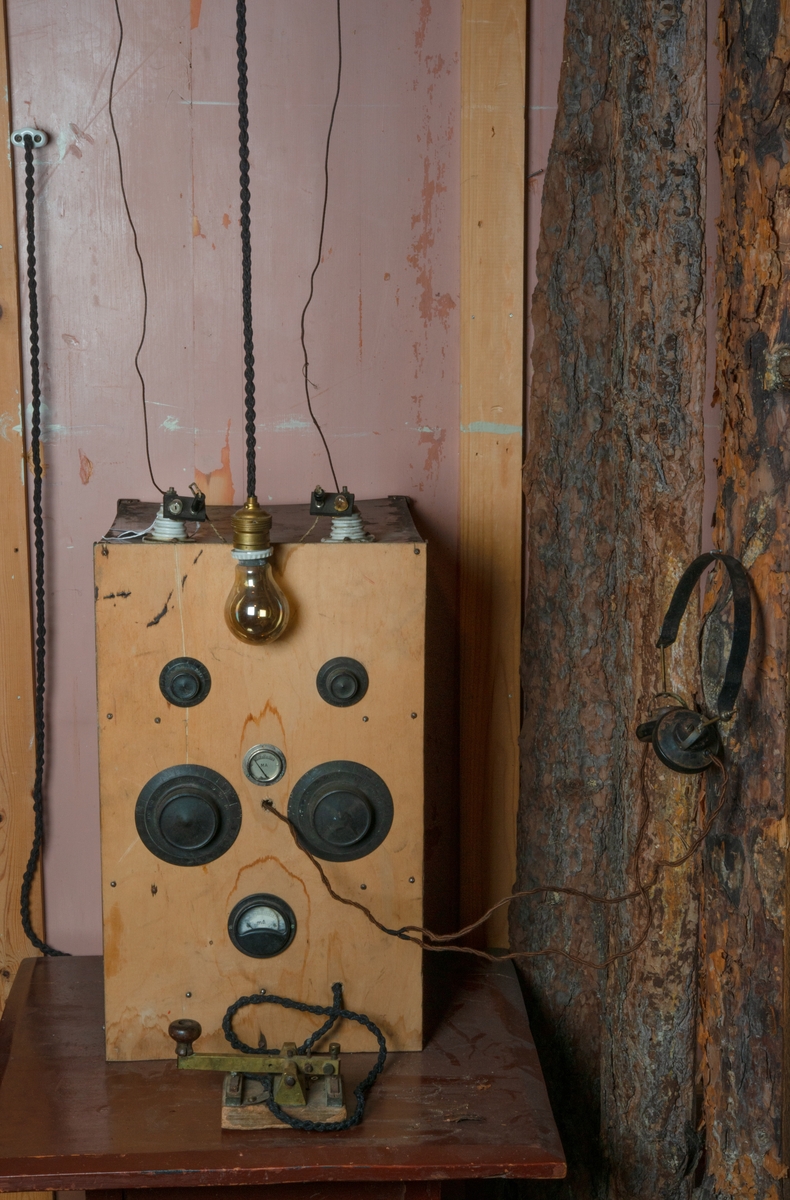 Hjemmelaget norsk radio. Brukt av norske styrker på Tynset under felttoget i 1940. Gravd ned i april 1940.