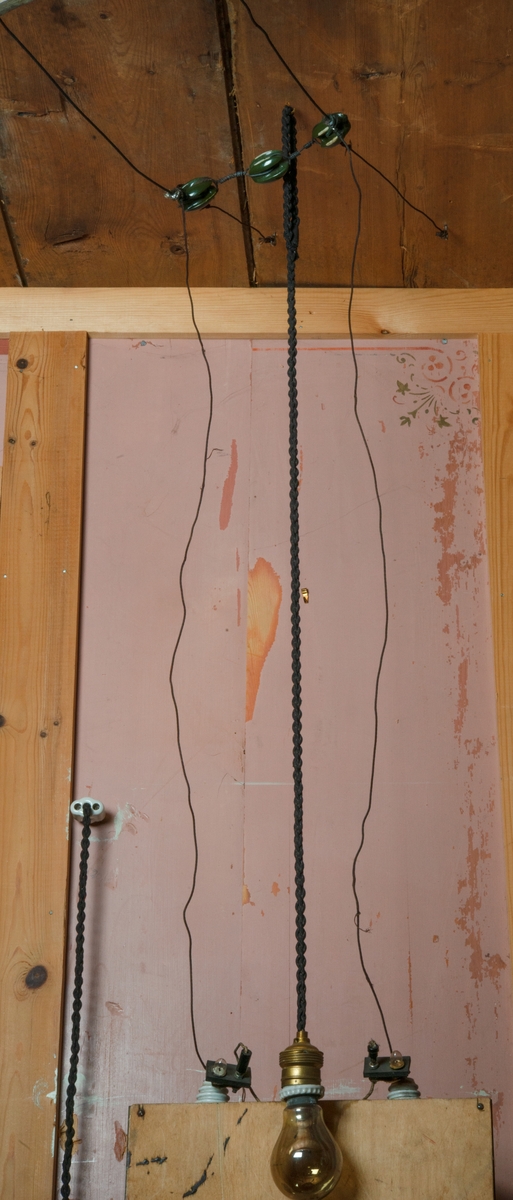 Hjemmelaget norsk radio. Brukt av norske styrker på Tynset under felttoget i 1940. Gravd ned i april 1940.