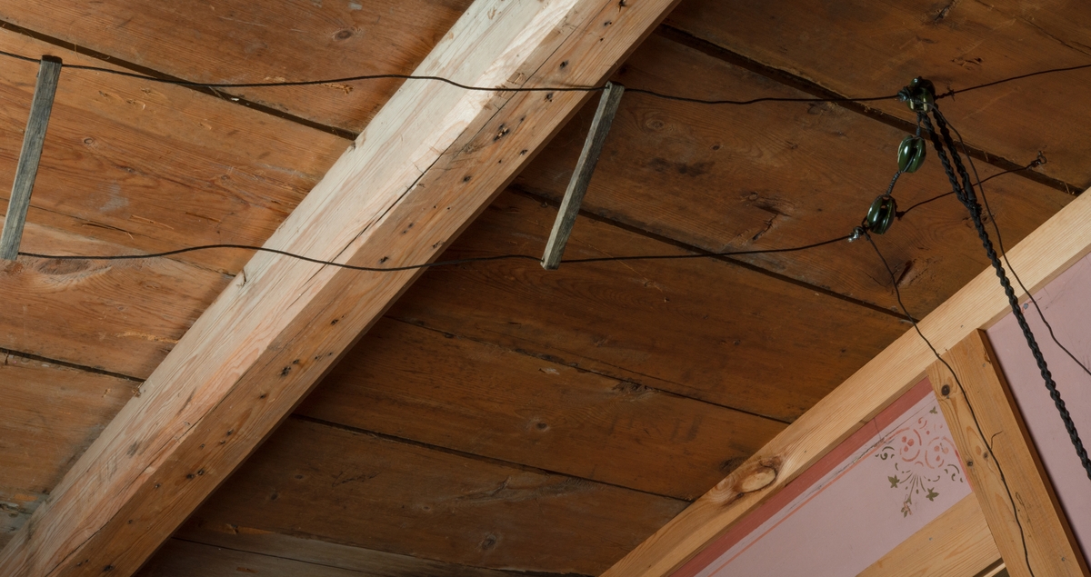 Hjemmelaget norsk radio. Brukt av norske styrker på Tynset under felttoget i 1940. Gravd ned i april 1940.