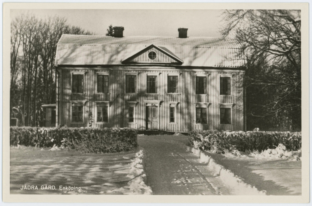 Vykort med motiv från Jädra Gård, några kilometer norr om Enköping. Vykortsbilden är fotograferad någon gång före 1957 eftersom 1957 tog bort den övre våningen.