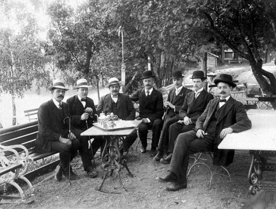 Gäster på kaffeservering i Västerås Folkets Park.