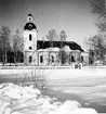 Högsjö kyrka, vinter. Kyrkan invigdes 1789. Byggmästaren var Simon Geting från Sundsvall efter ritningar av Per Hagmansson bosatt i Sundsvall. Bildhuggaren till en del inredning är Pehr Westman från Hemsön. Predikstolen och altaruppsättningen i den nyklassicistiska stilen är Olof Hofréns arbete. Orgel tillverkades av J.G. Ek från Härnösand.