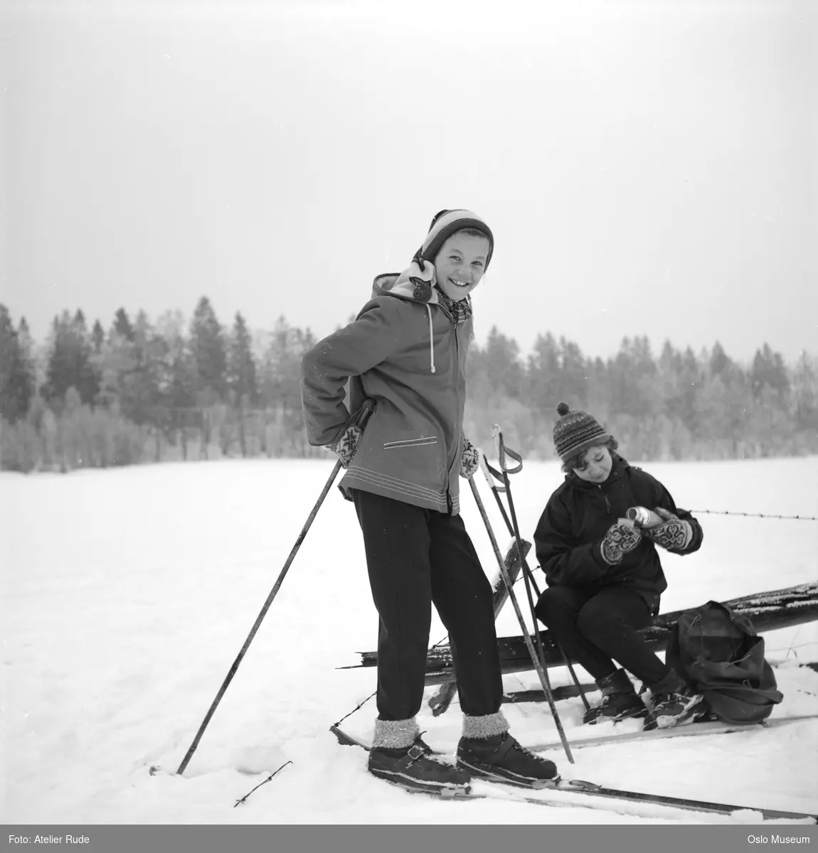 jenter, Øglænds strekkbukser, termosflaske, drikke, ryggsekk, ski, snø