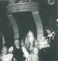 Familien Rydgren foran peisen på Mosjøhytta i Nordmarka.
Fra venstre: Eivor (Eia,) uidentifisert mann, Wilfried (Willis), Wilhelm Fredrik (Lillegutt) og fru Nicoline Rydgren.