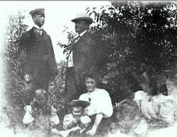 Familien Rydgren i hagen ved bestyrervillaen ved Kistefos Træsliberi.

Fra venstre bak: Harald og Wilhelm Rydgren
Foran fra venstre: Eivor (Eia), Inger Elisabeth (Lisbeth), fru Nicoline Rydgren, Wilfried (Willis) og Signe Rydgren. 
Ant. i hagen til bestyrerboligen på Kistefoss.