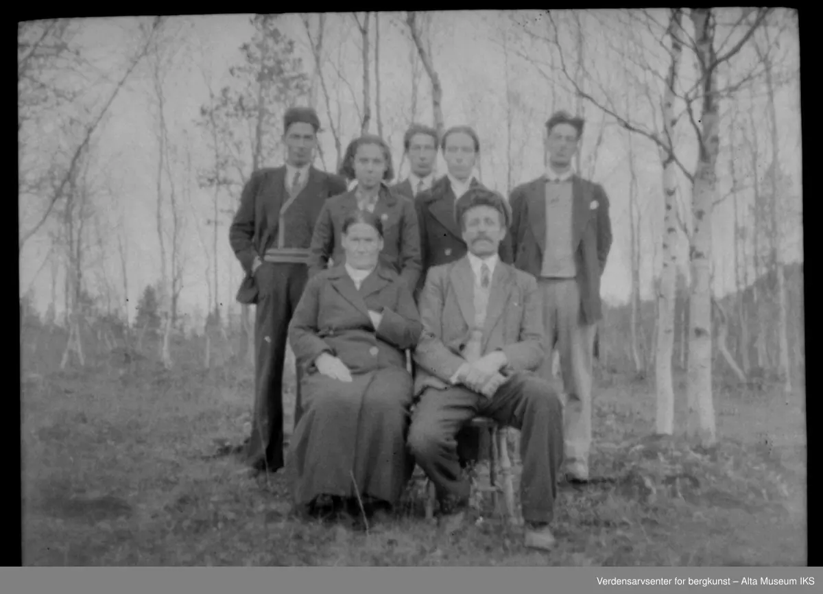 Familiebilde med to kvinner og fem menn.