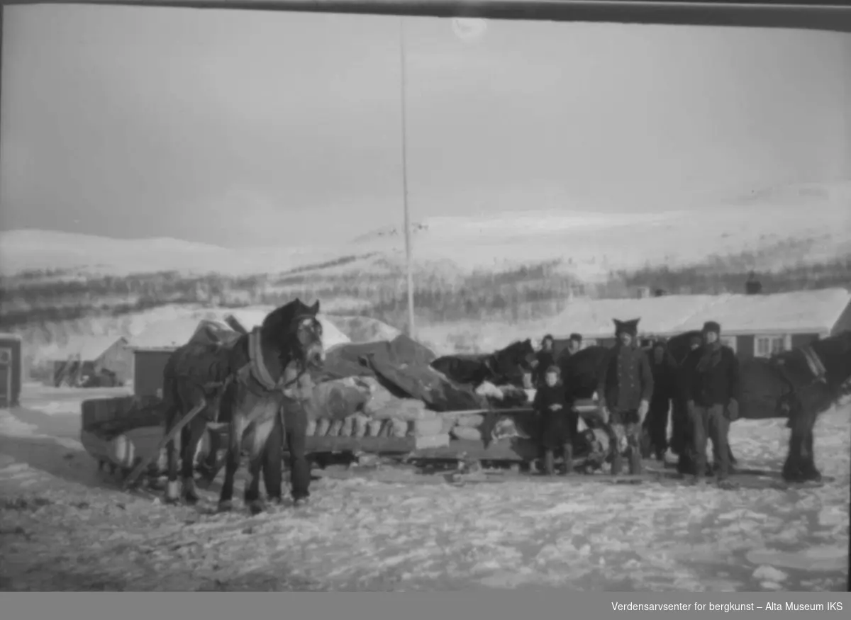 Mennesker med flere hester og slede ved Joatka fjellstue.