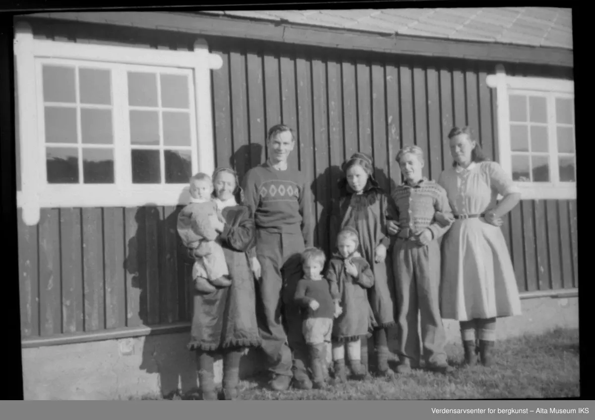 Anna-Sofie og Anders med familie og fler. Utfor gjestestua i Jotka.