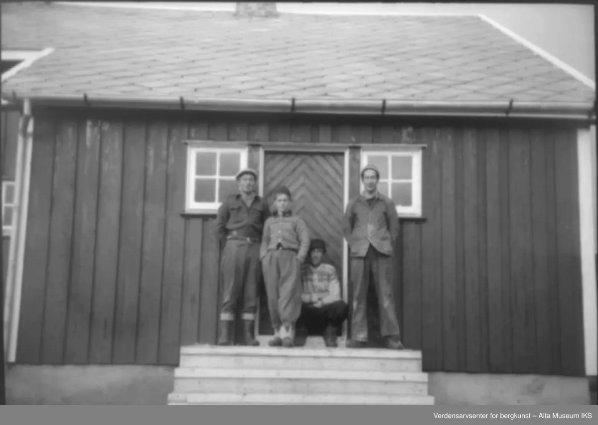 4 menn på en trapp.