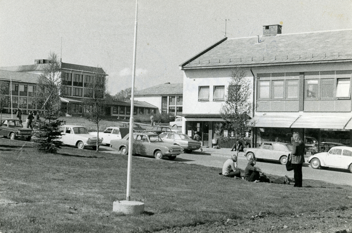 Sortland Samvirkelags bygg ved Skolegata, trolig på 1970-tallet. Rådhuset i bakgrunnen.