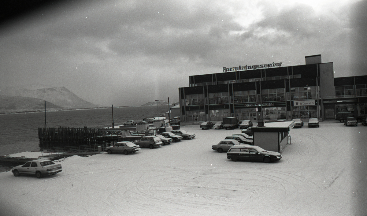 Torget på Sortland, februar 1992. Til venstre i bildet er fergekaia, som hadde vært ute av drift i nesten ti år på dette tidspunktet.