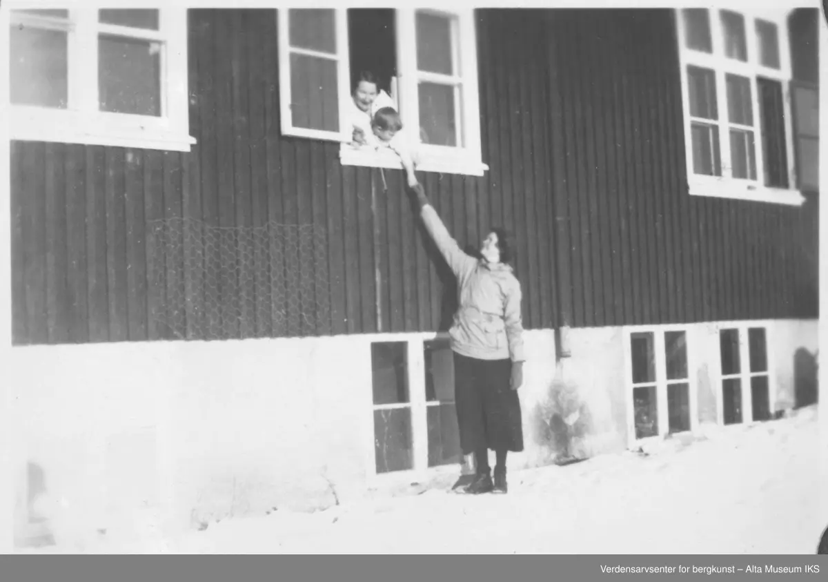 kvinner barn hus vindu