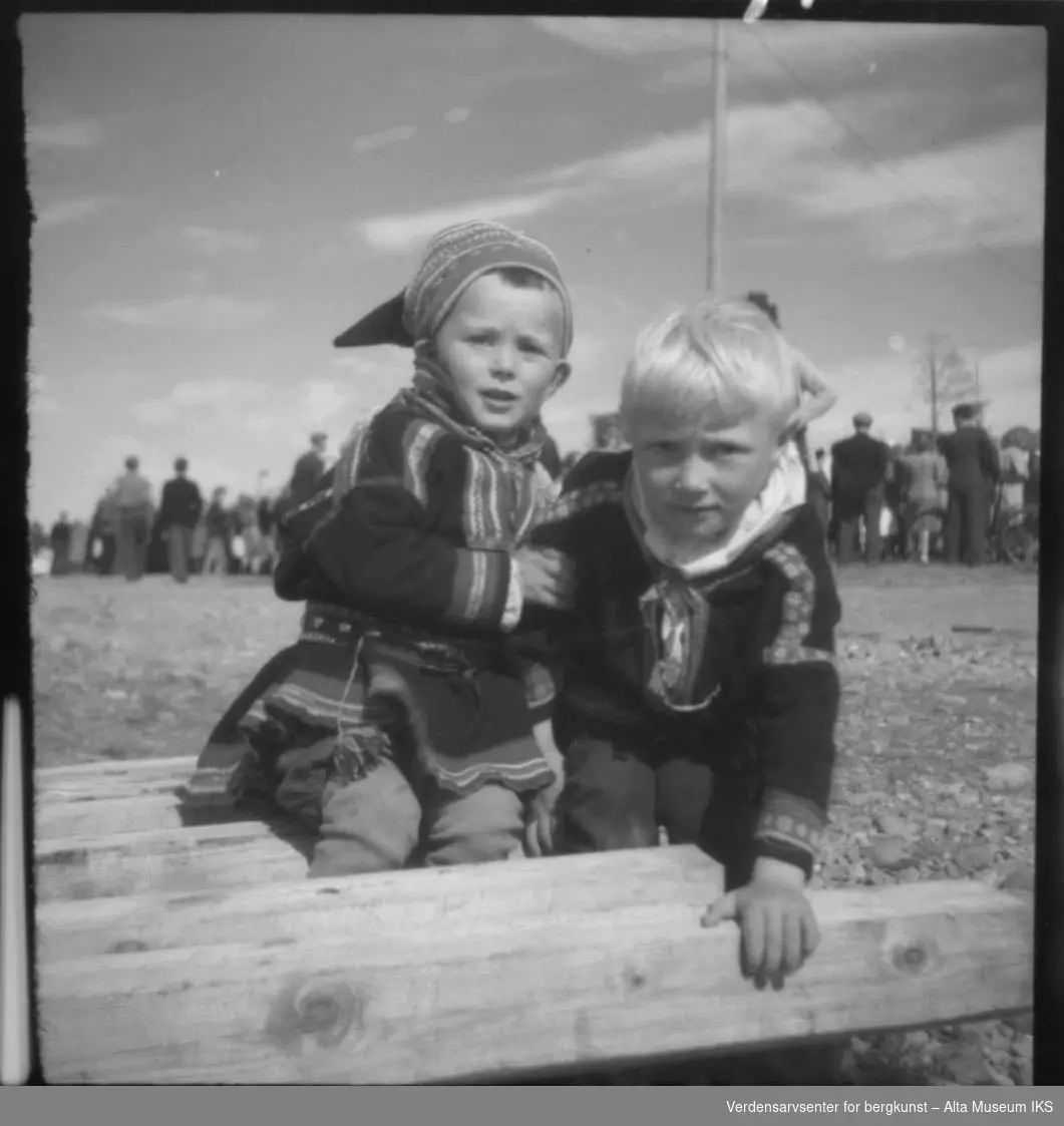 2 små gutter i kofte under  kongebesøk, Haakon VII, 9. juli 1946