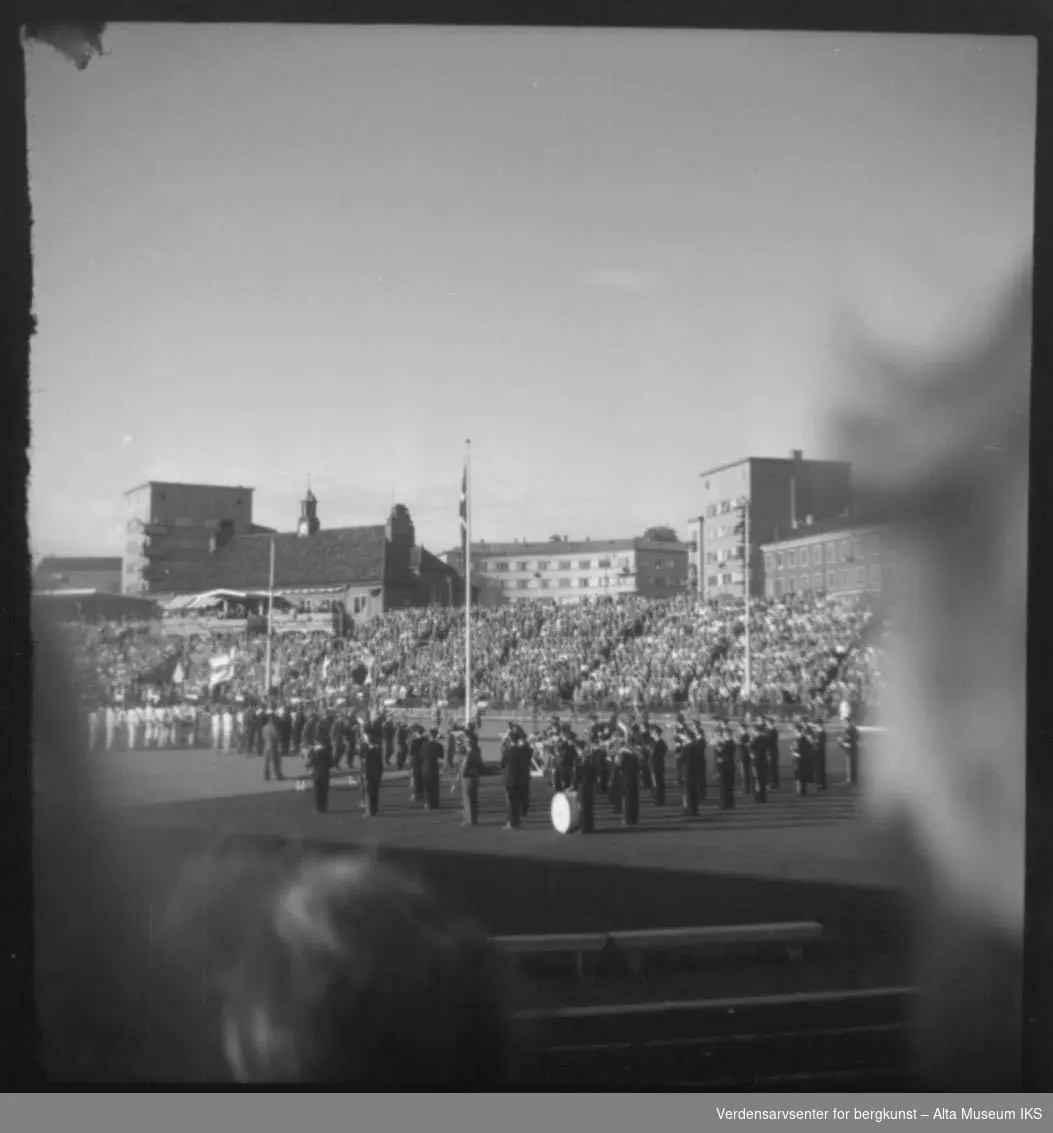 Musikkorps på en fullsatt indrettstadion.