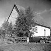 Högsjö gamla kyrka, exteriör. Kyrkan uppfördes i slutet av 1300-talet. Den brändes av ryssarna 1721. Kyrkan renoverades under kommande 15 åren under ledning av Hans Biskop en österbottnisk bildhuggare. Han tillverkade predikstolen och altaruppsättningen i kyrkan samt en del små inventarier. Bänkinredning samt läktare i väster är tillverkade av Jonas Lund och Olof Johansson Brandt. Förgyllning och målning av inredningen och de nya inventarierna gjordes av Erik Fällström på 1730-talet.